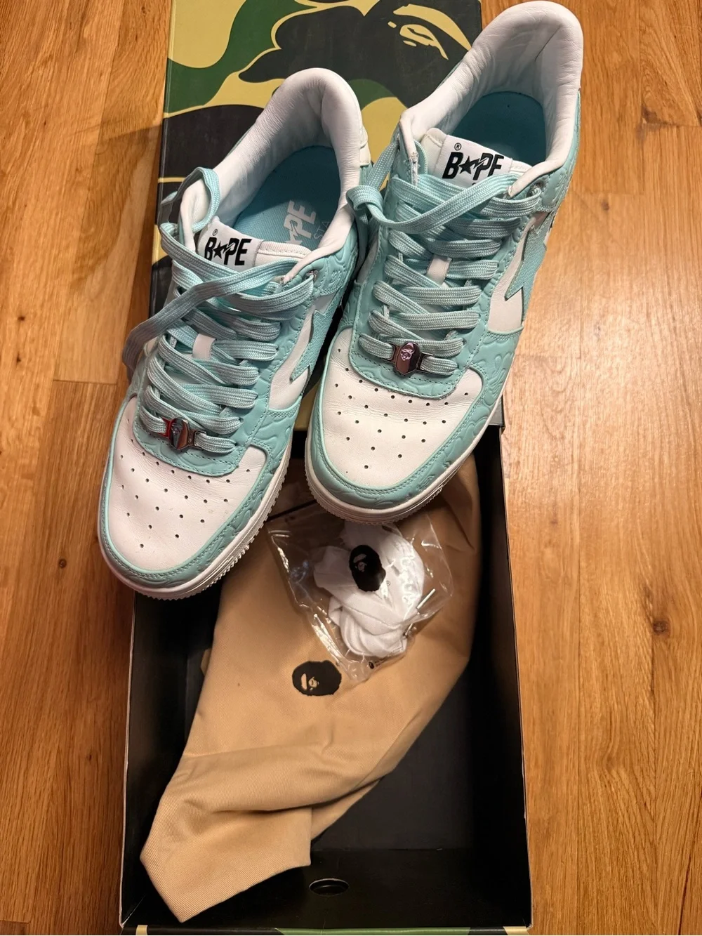 BAPE  White & Light Teal Sta Low-Top Sneakers Men’s size 11